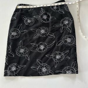 LOFT WOMANS BLACK SIDE ZIP SKIRT WITH WHITE FLOWER EMBROIDERED ABOVE KNEE SIZE 4